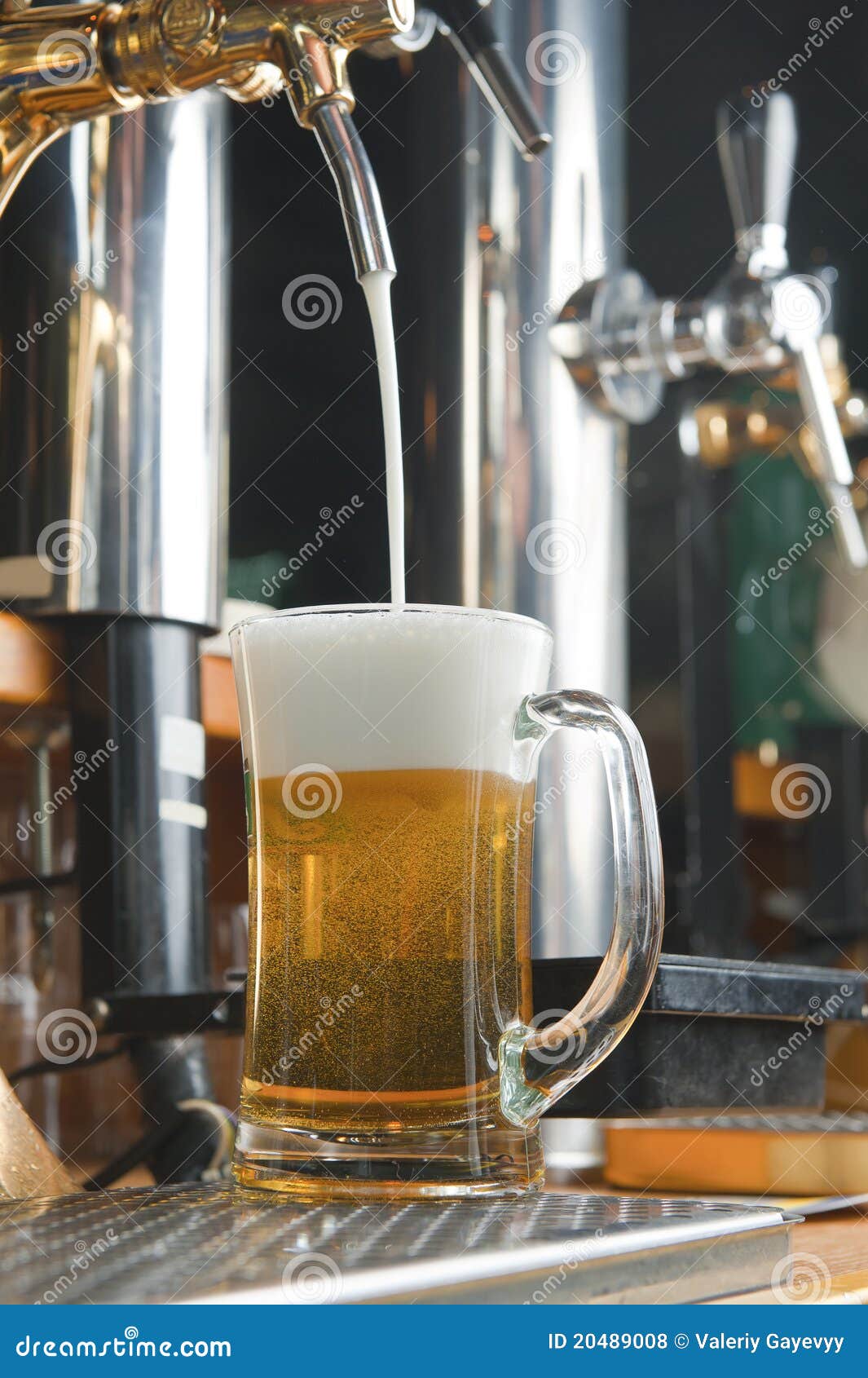 La bière entre dans en la glace. glace de bière sur le bar du bar