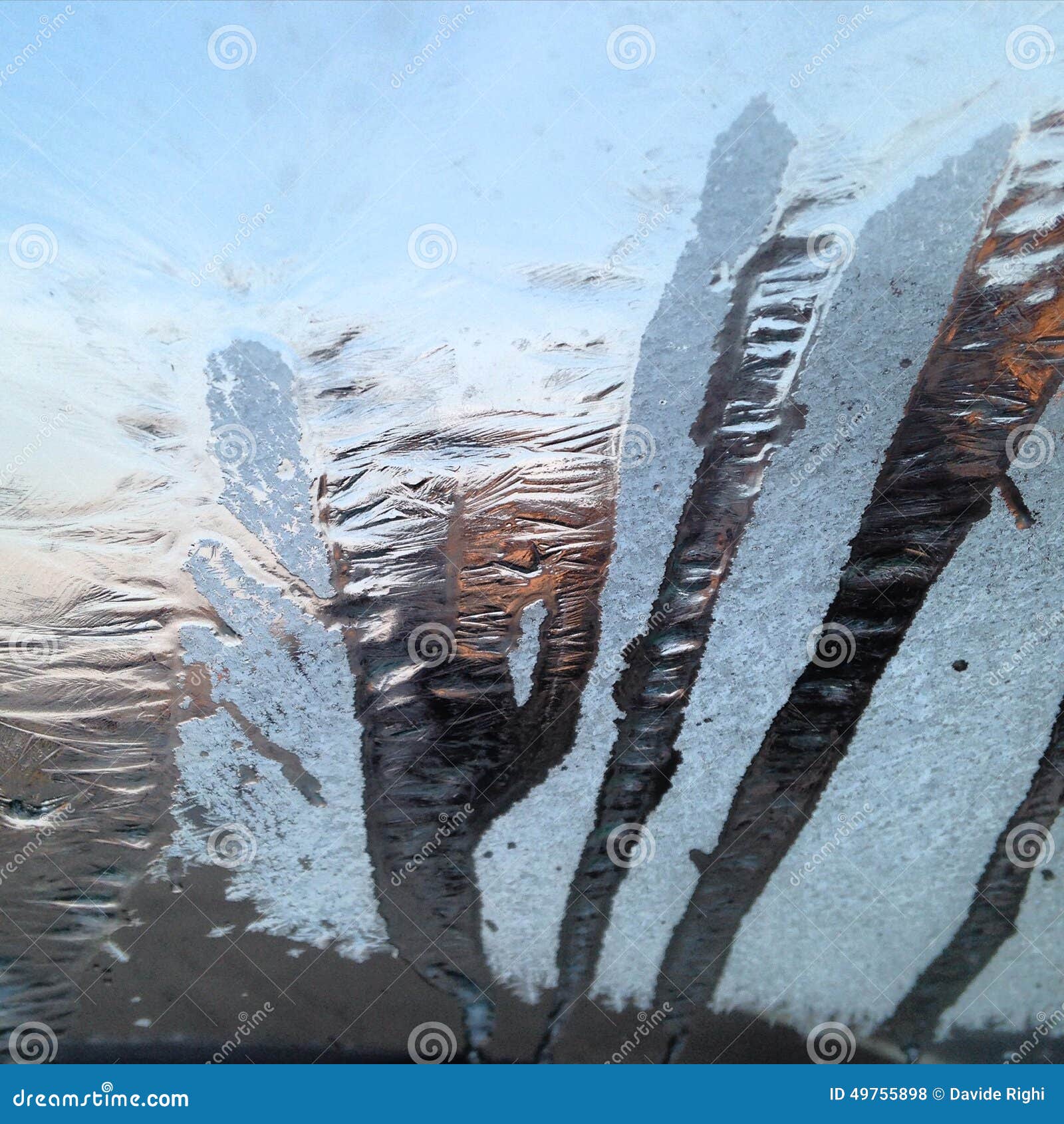 Glace en verre. Glacez dans le verre de ma voiture dans un matin très froid