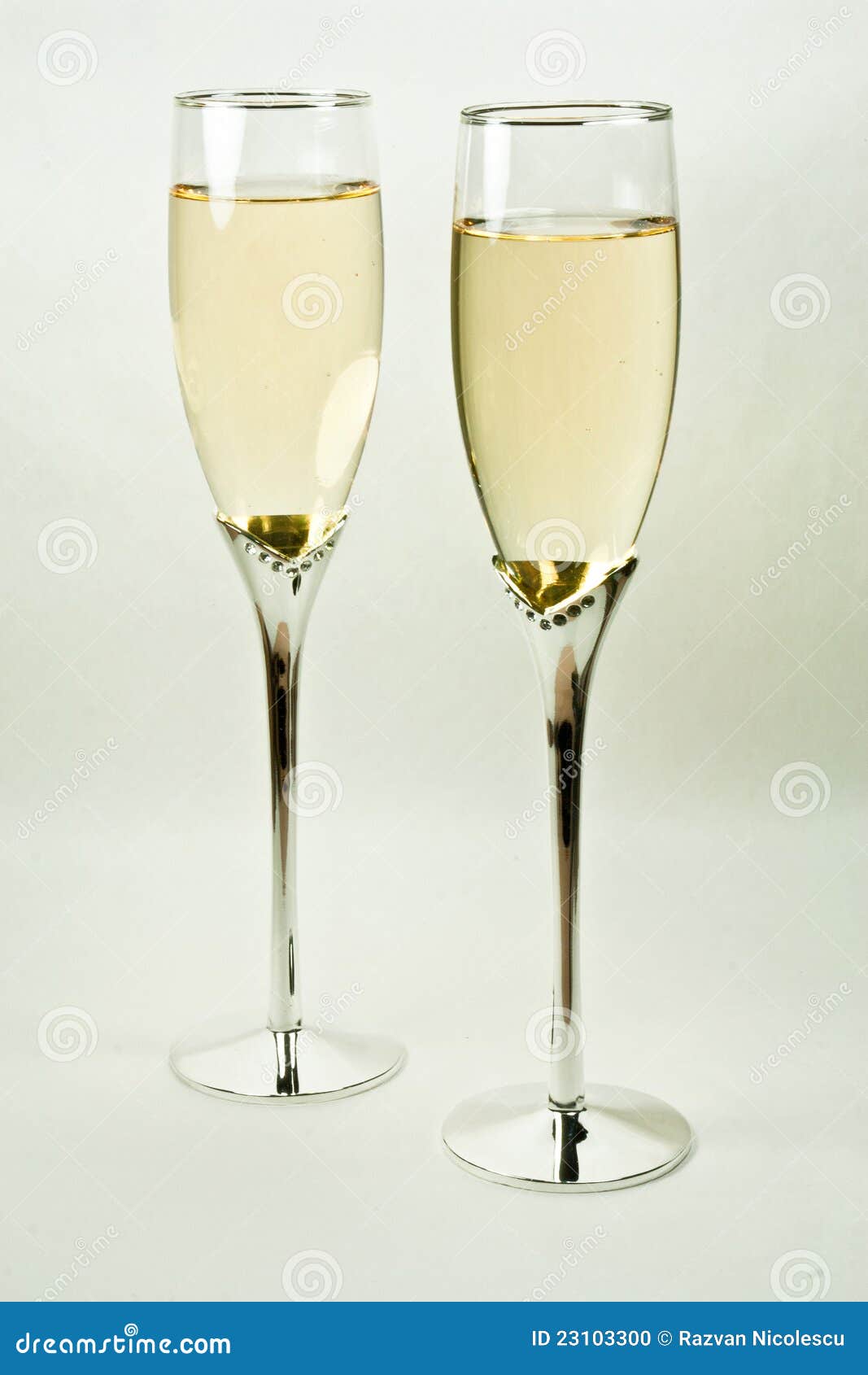 Glaces de Champagne. Les glaces décorées de champagne avec les pierres semi précieuses sont grandes pour des célébrations importantes, comme des mariages et des réceptions de baptême. Le marié et la mariée veulent toujours avoir une glace spéciale comme ces derniers, de cheminées argentées et de pierres semi précieuses