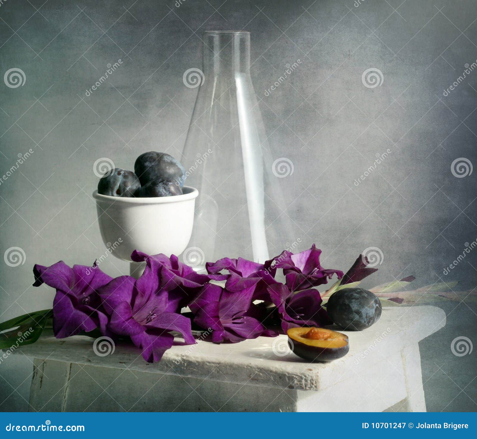 Gladiolus und Pflaumen. Gladiolus purpurroter Dunst, Pflaumen und Prüfungglas auf dem alten Schemelamerikaner