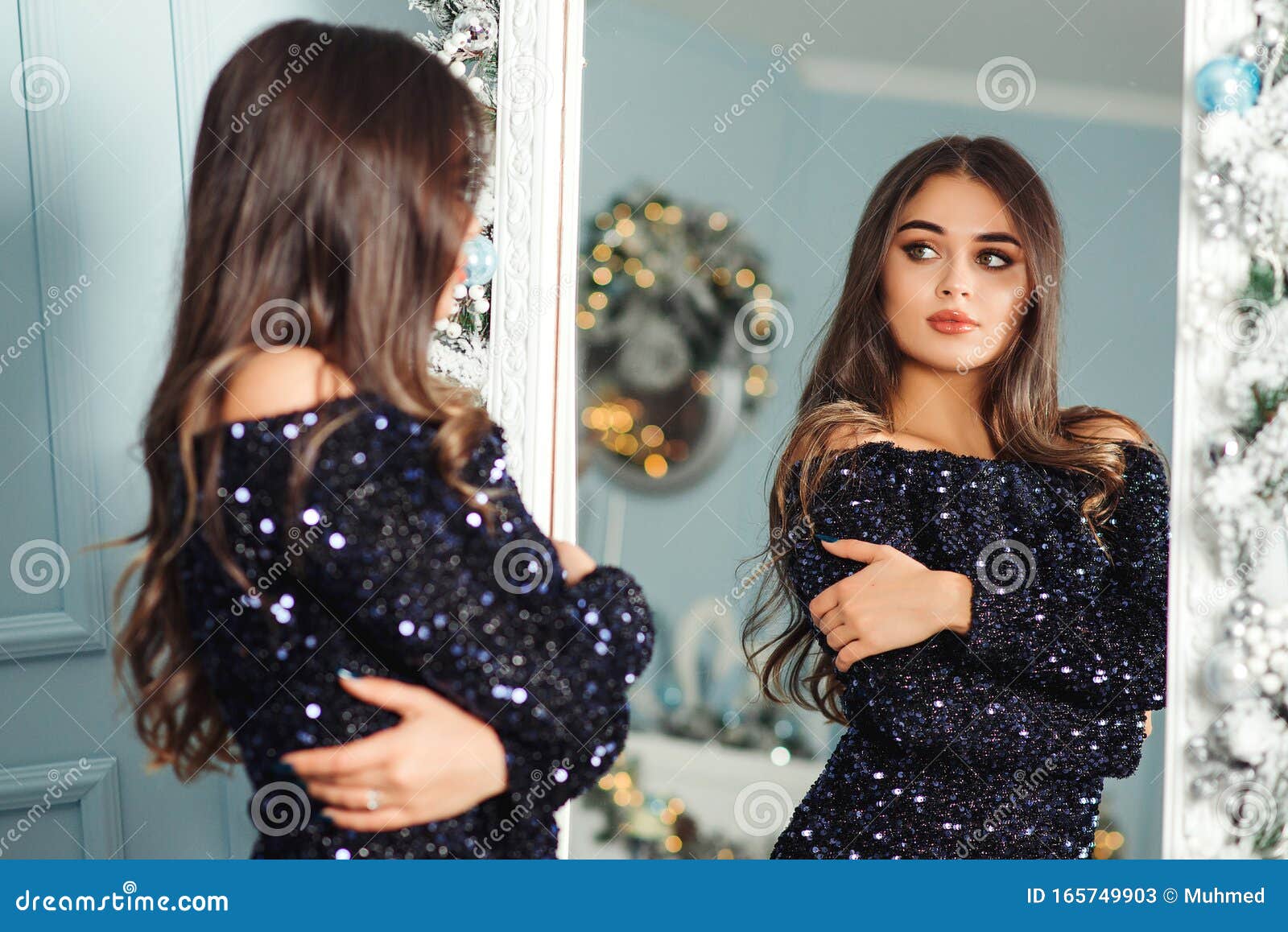 Menina Bonita Vestido Branco Longo Está Girando Perto Espelho