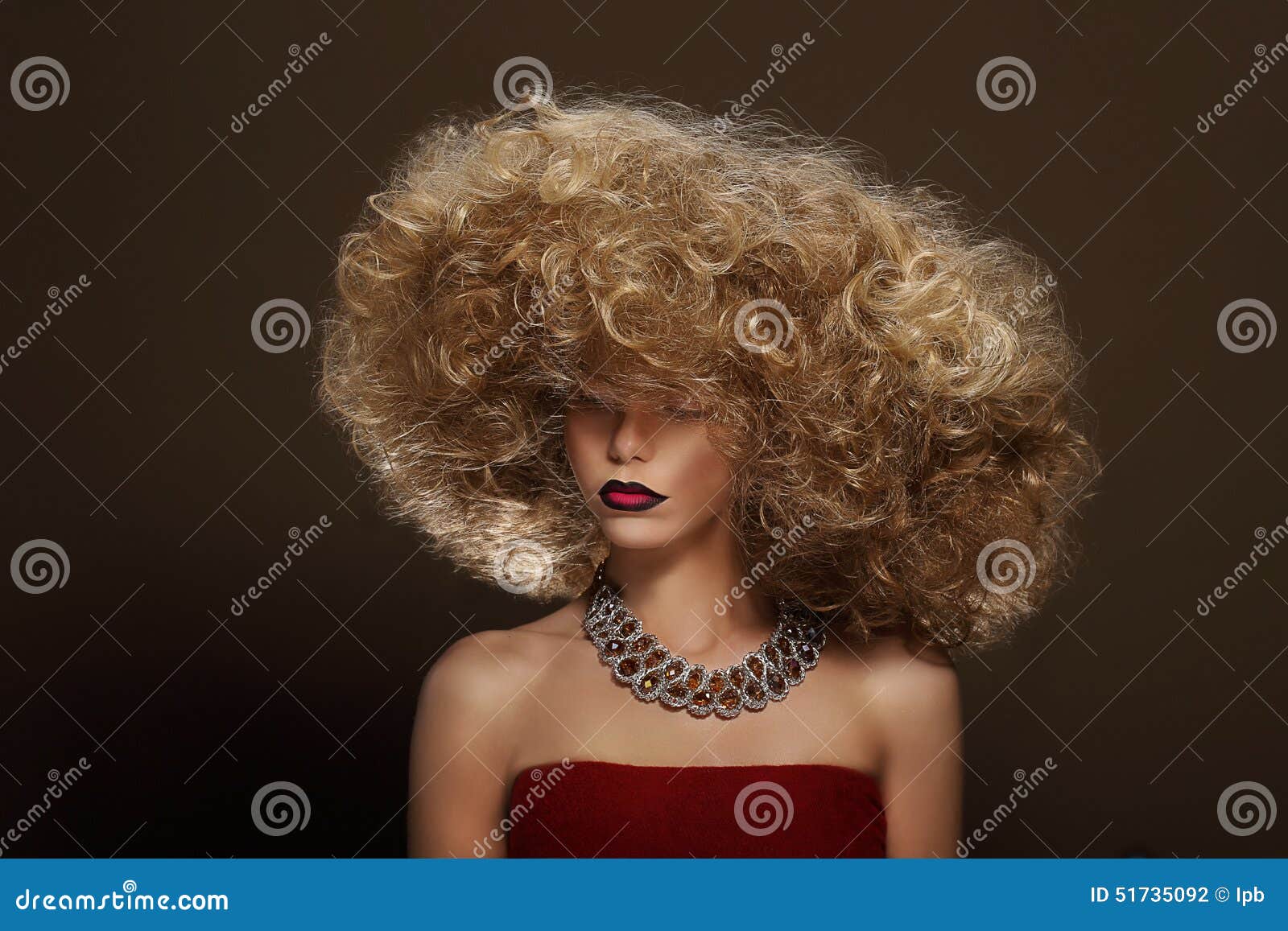 Glamor Первоклассная шикарная женщина с курчавыми волосами Permed