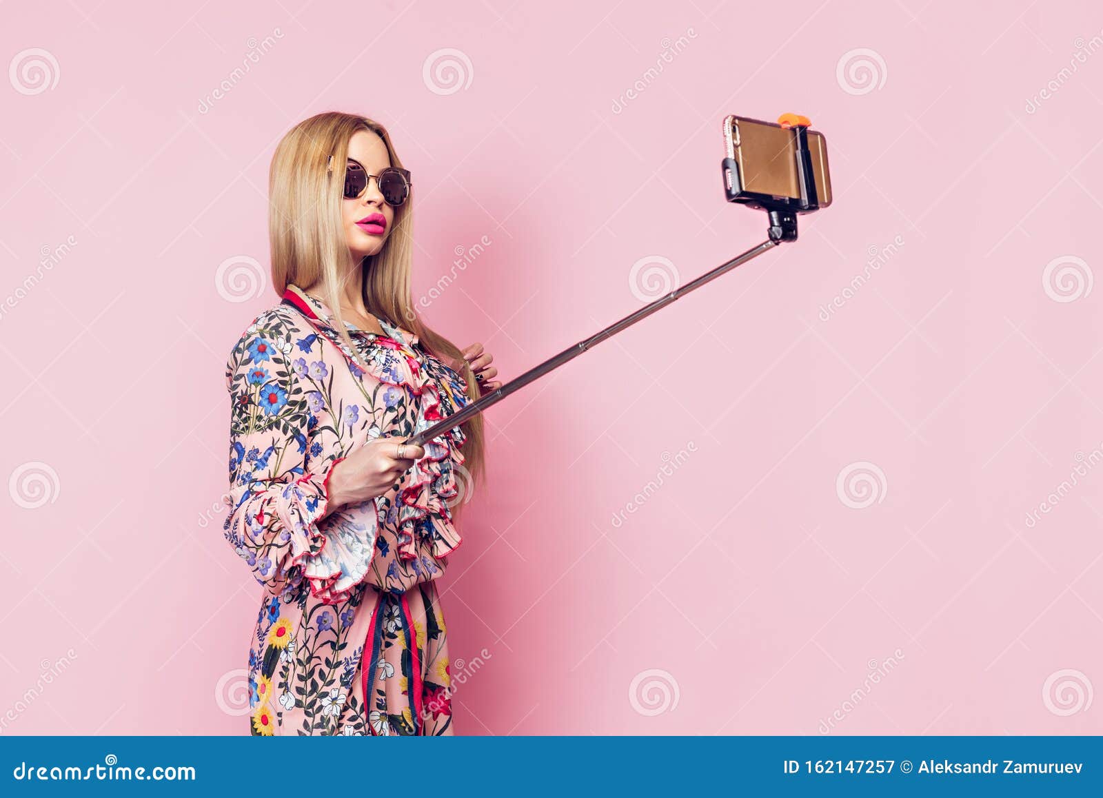 cabine ongerustheid accumuleren Glamour Girl with Selfie Stick Stock Image - Image of glamour, attractive:  162147257