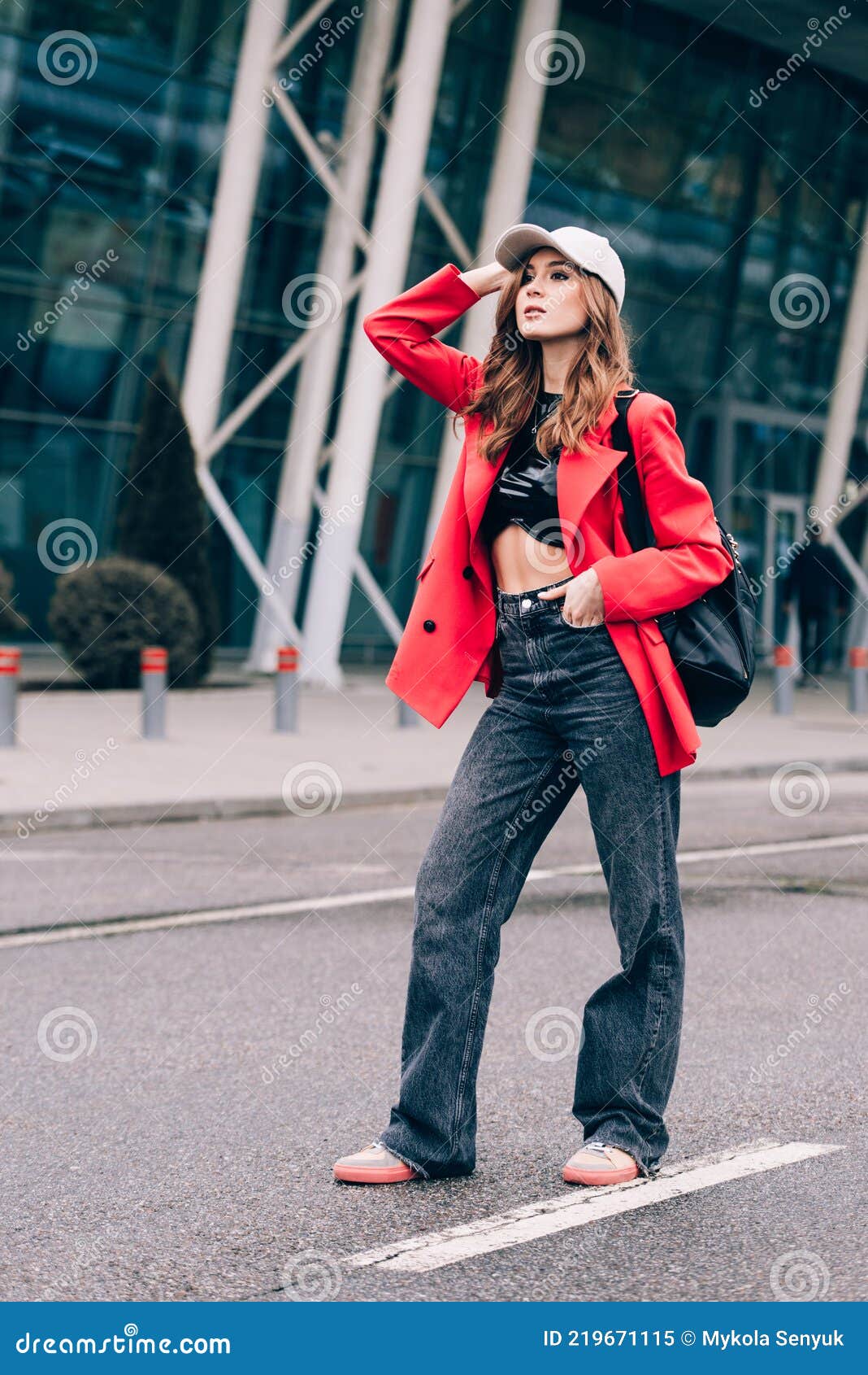 Glamour Mujer En Outfit Posando Contra El Edificio De Fondo Urbano Look De Moda. Retrato De Moda Al Aire Libre de archivo - Imagen de morena, moderno: 219671115