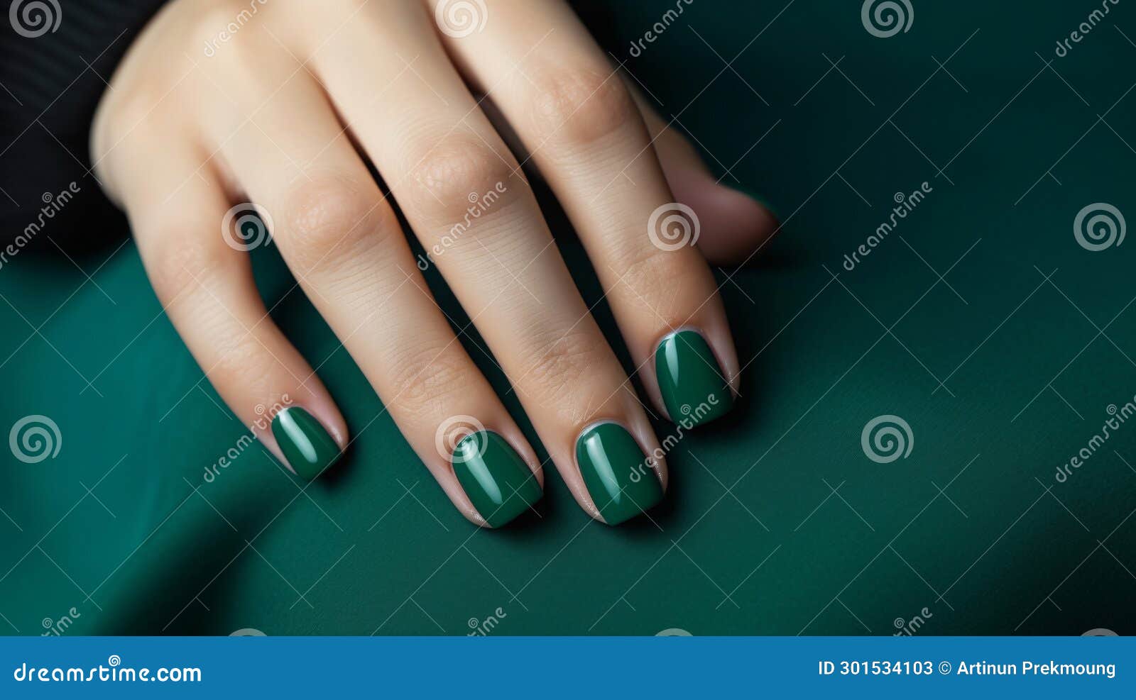 Download Highlight Green Color Nail Designs Picture | Wallpapers.com