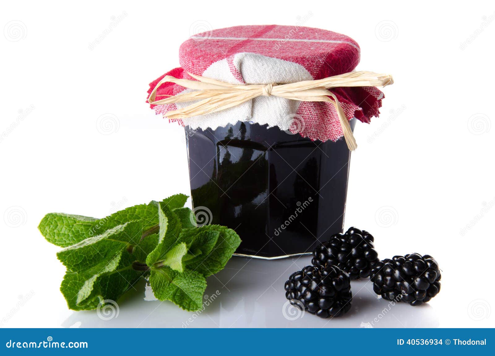 Glas Brombeermarmelade Mit Frischen Brombeeren Und Minze Stockfoto ...