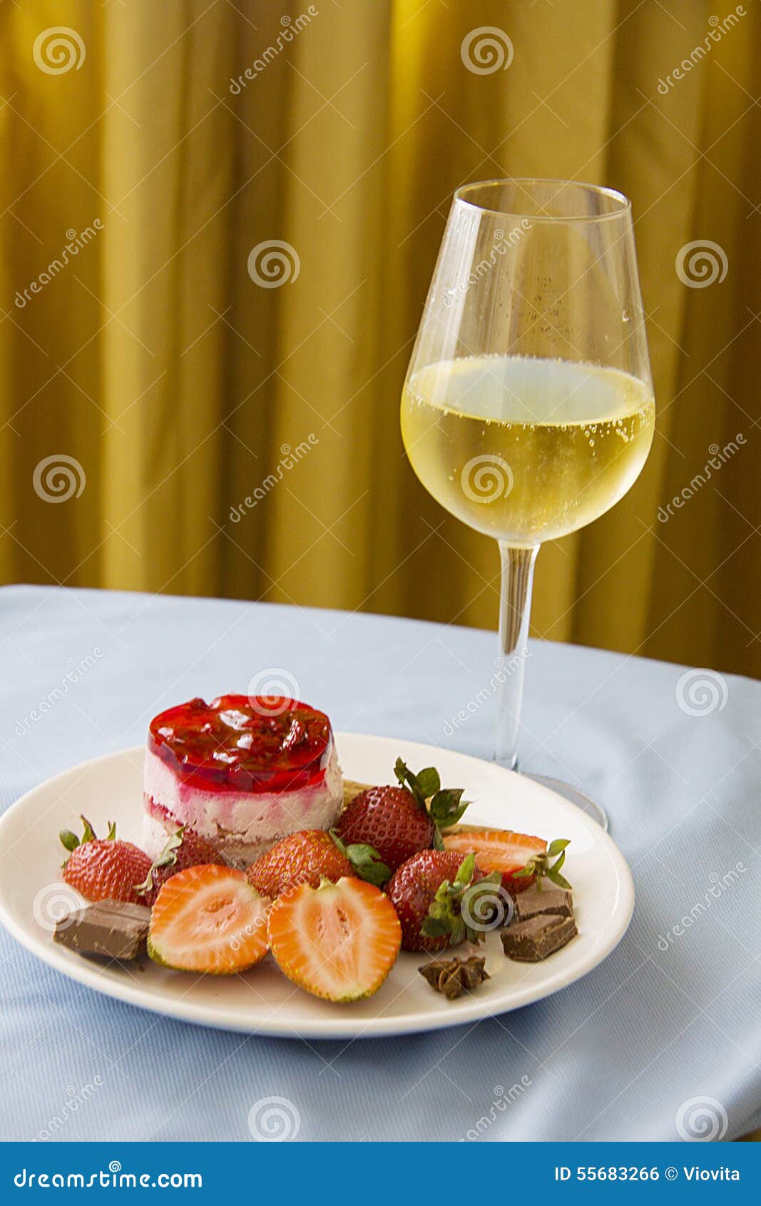Glas Champagner Mit Erdbeeren Auf Goldenem Hintergrund Stockfoto - Bild ...