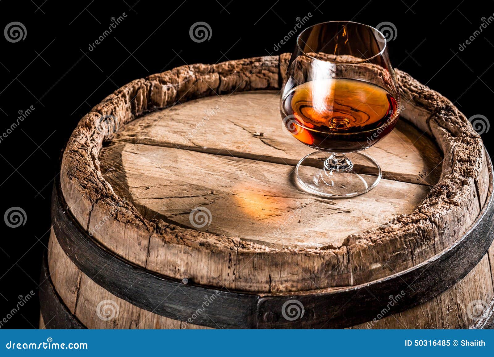 Glas Cognac Op Oud Eiken Vat Stock Afbeelding Image of iers, glas