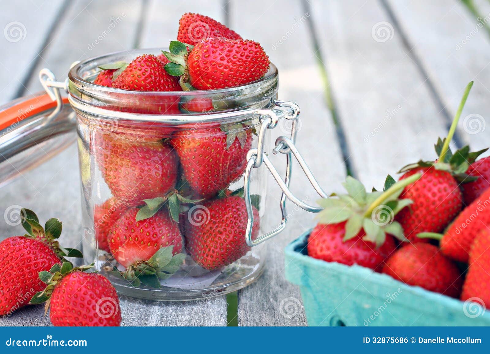 Glas Erdbeeren stockfoto. Bild von beere, organisch, garten - 32875686