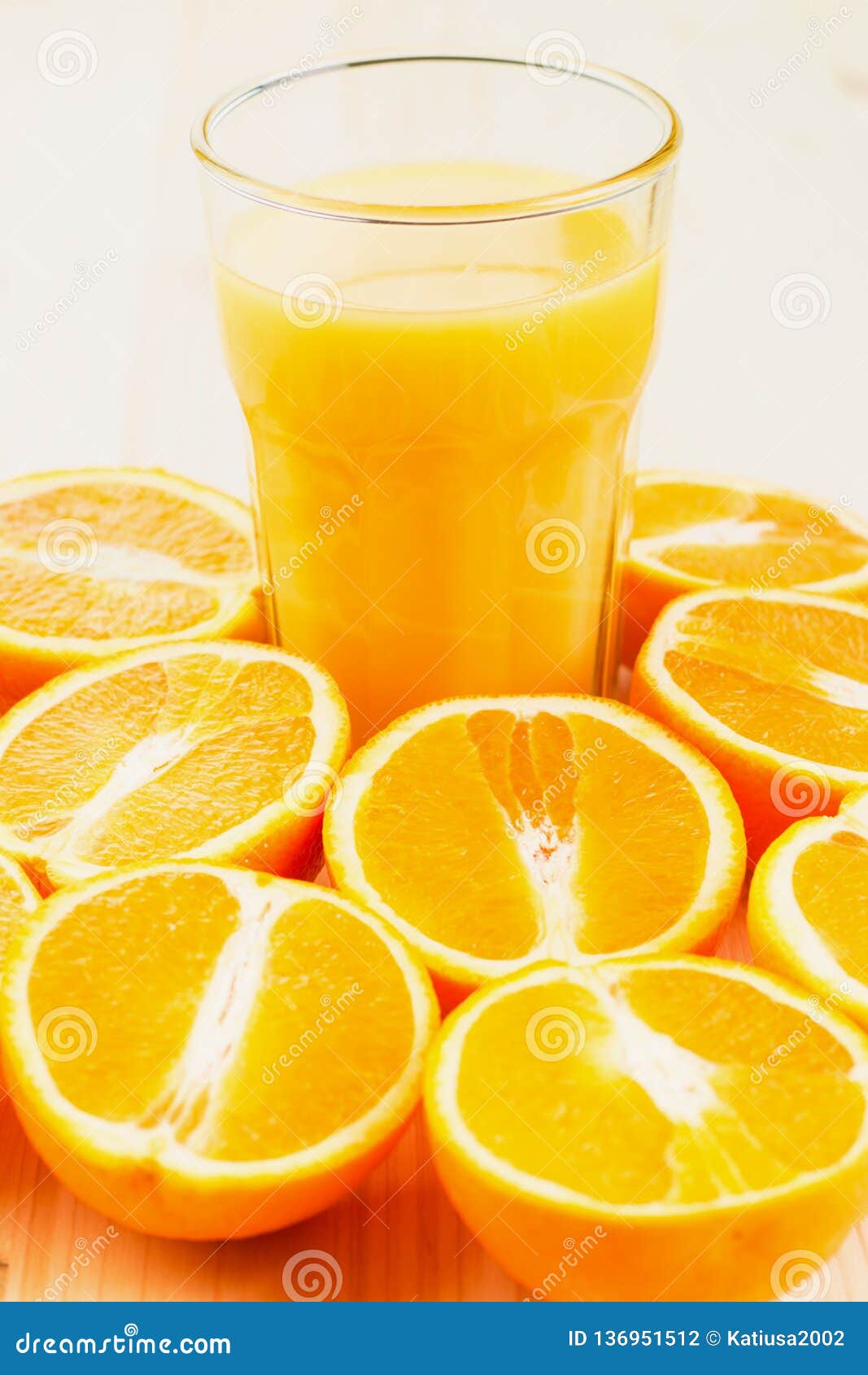 Glas Frisch Gepresster Orangensaft Mit Geschnittenen Orange Halfs ...