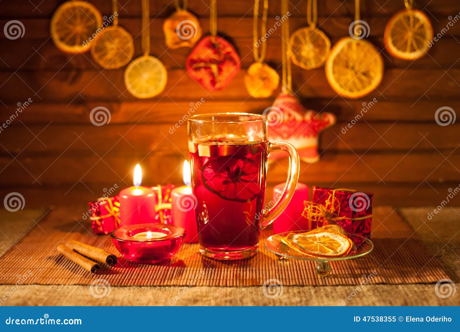 Glas overwogen wijn en Kerstmisdecoratie, kaarsen, giften op linnenachtergrond