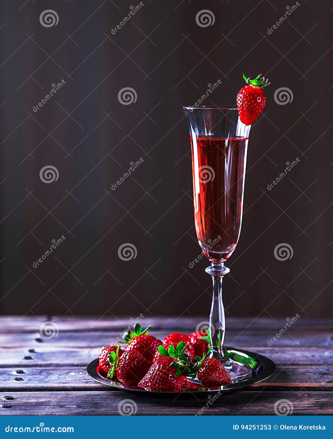 Glas Rosa Champagner Und Erdbeeren Auf Einem Holztisch Stockbild - Bild ...