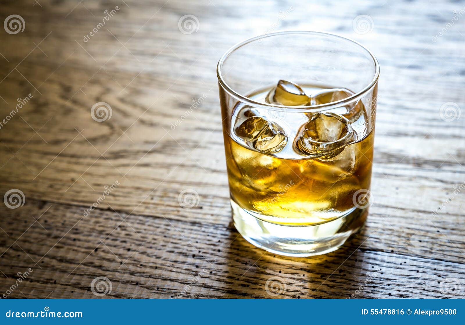 profiel Imperial lekken Glas Rum Op De Houten Achtergrond Stock Foto - Image of cocktail, kamer:  55478816