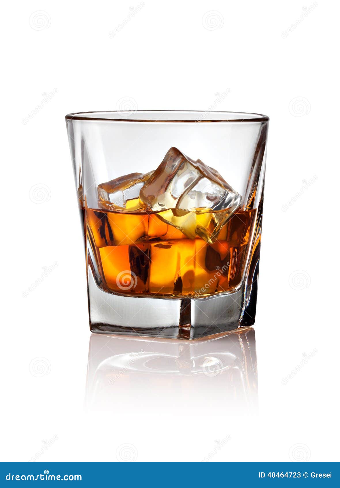 Glas whisky en ijs stock afbeelding. Image koude
