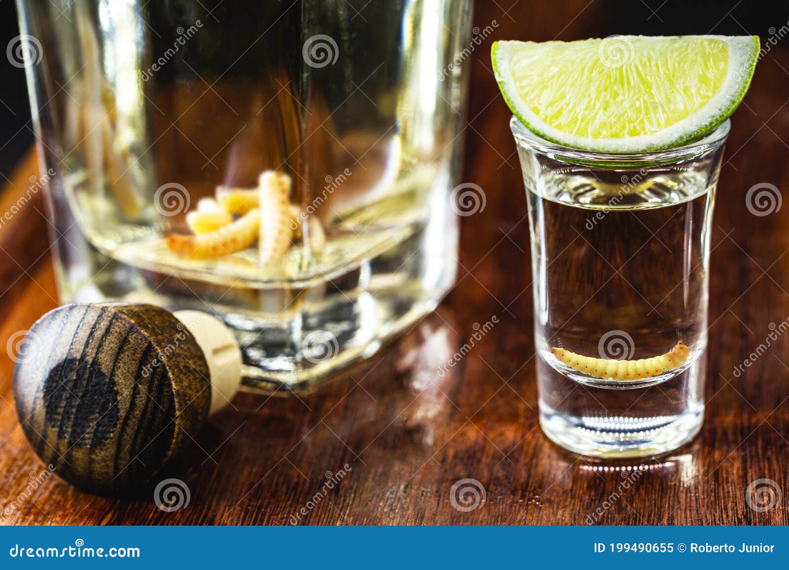 Glas Und Flasche Mit Mezcal Oder Mescal Bekannt Als Tequila Mit Larven