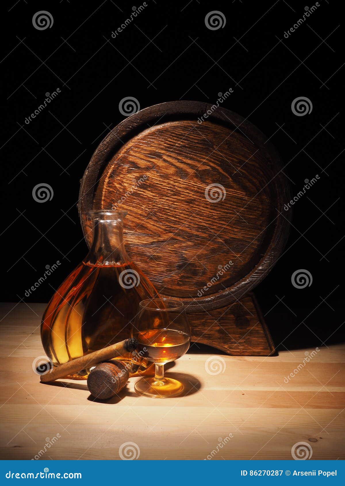 Glas Van Cognac, Sigaar En Oud Eiken Vat Stock Afbeelding Image of