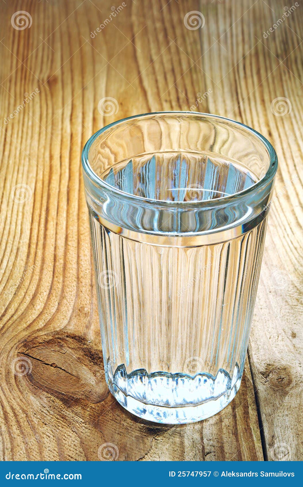 Граненый стакан с жидкостью