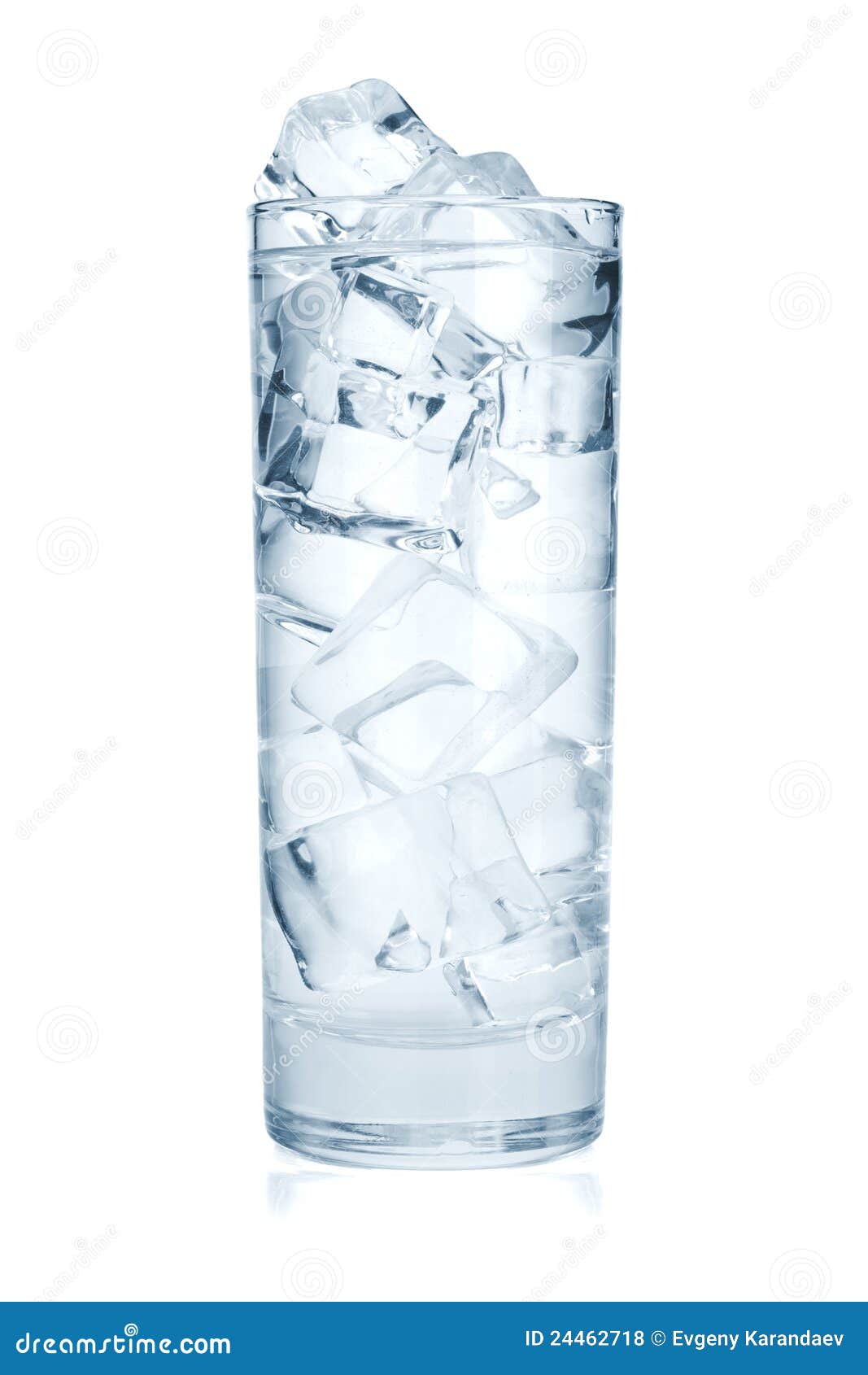 Flipper krassen magnifiek Glas Zuiver Water Met Ijsblokjes Stock Foto - Image of kleur, gezond:  24462718