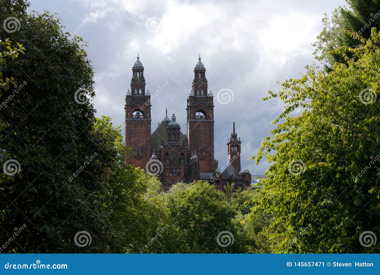 Glasgow, Szkocja, 8th 2013 Wrzesie? Kelvingrove galeria sztuki i muzeum blisko Kelvingrove parka na Argyle ulicie,