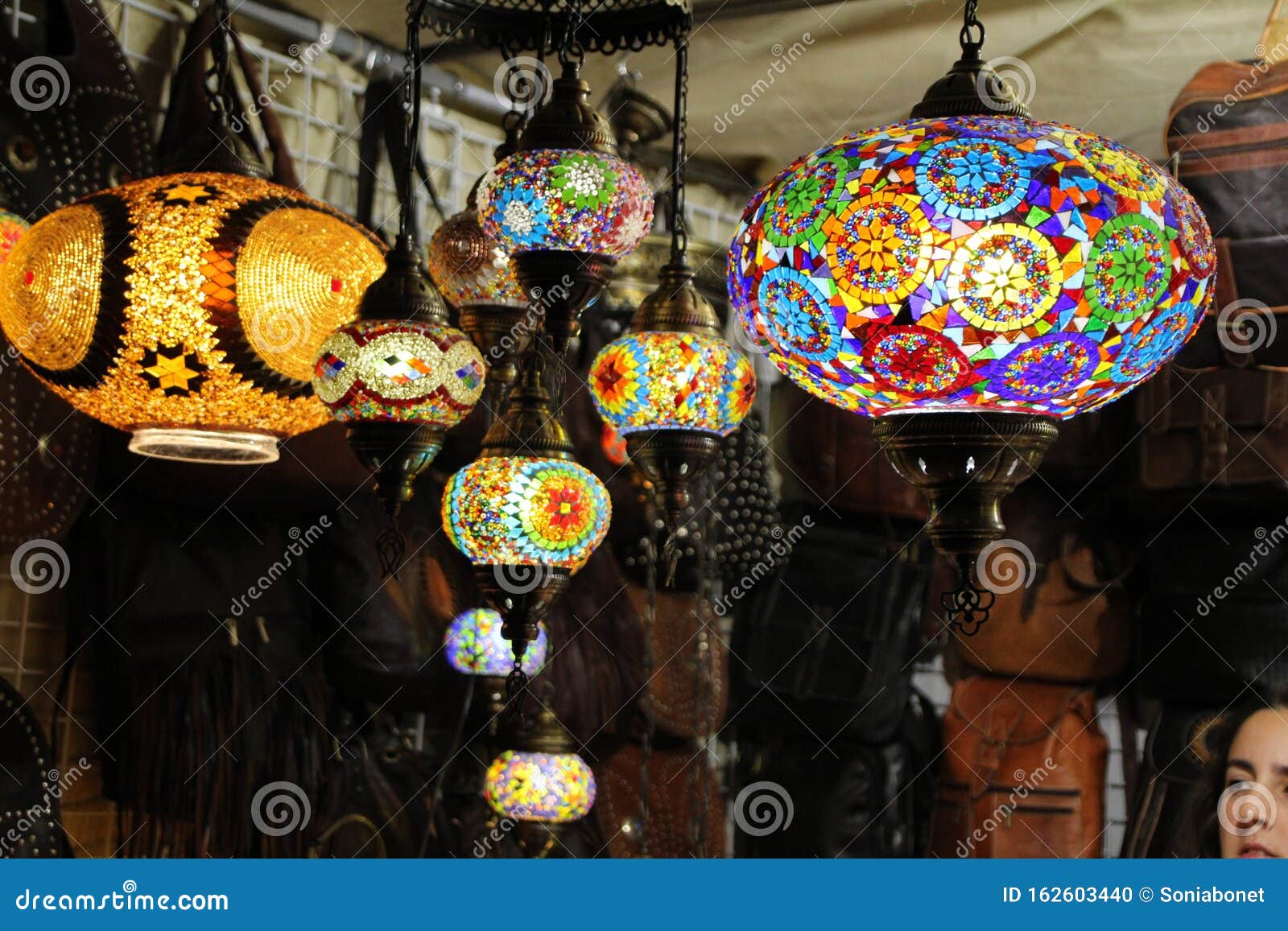 Kinderachtig Echt uitzending Glaslampen Voor Verkoop Op Een Marktkraam Redactionele Afbeelding - Image  of authentiek, hangen: 162603440
