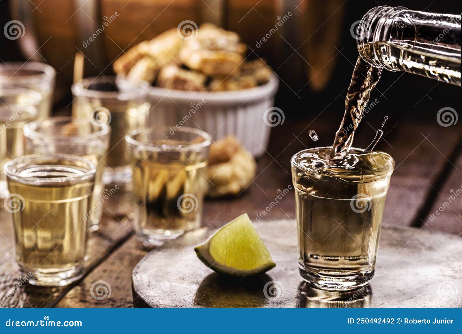 https://thumbs.dreamstime.com/z/glass-cacha%C3%A7a-pinga-cana-caninha-sugar-cane-brandy-typical-drink-brazil-drops-flying-spilling-overflowing-250492492.jpg