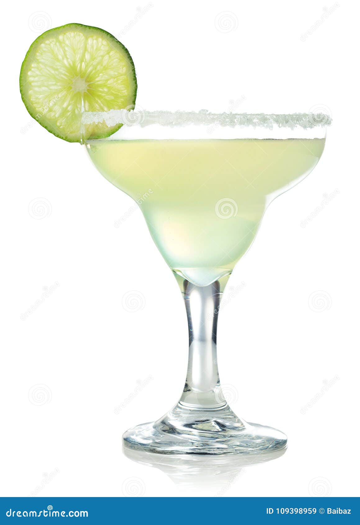 classic margarita cocktail with lime