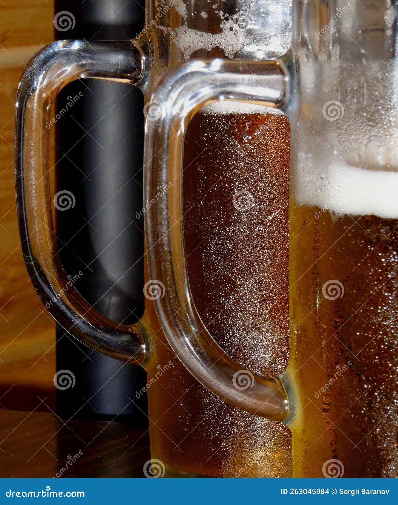 hval Learner forsinke Glass Handles of Large Half-liter Wet Mugs Full of Fresh Light Beer with  Misted Sides Stock Photo - Image of glass, glasses: 263045984