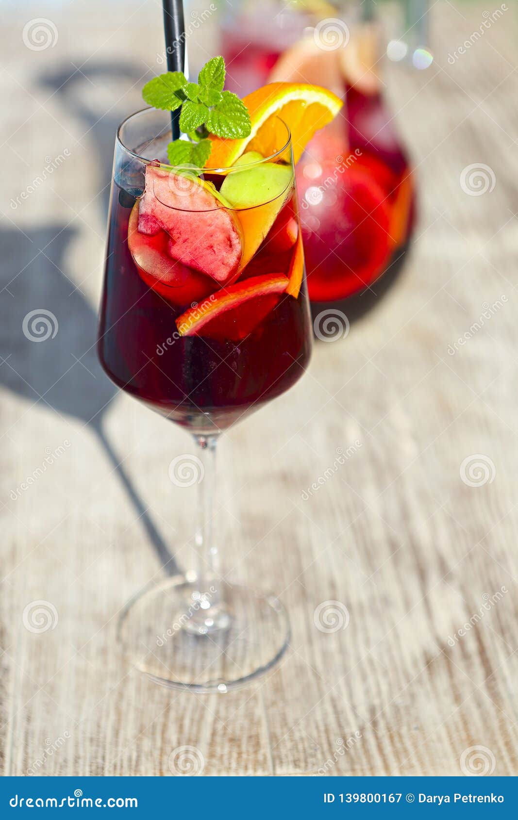 https://thumbs.dreamstime.com/z/glass-iced-sangria-strawberry-orange-apple-lemon-table-close-up-139800167.jpg