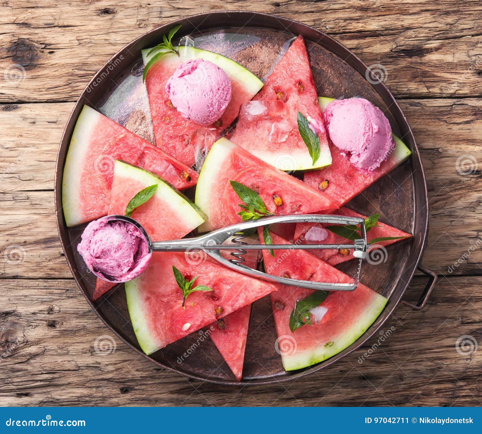 Glass med vattenmelon fotografering för bildbyråer. Bild av sunt 97042711