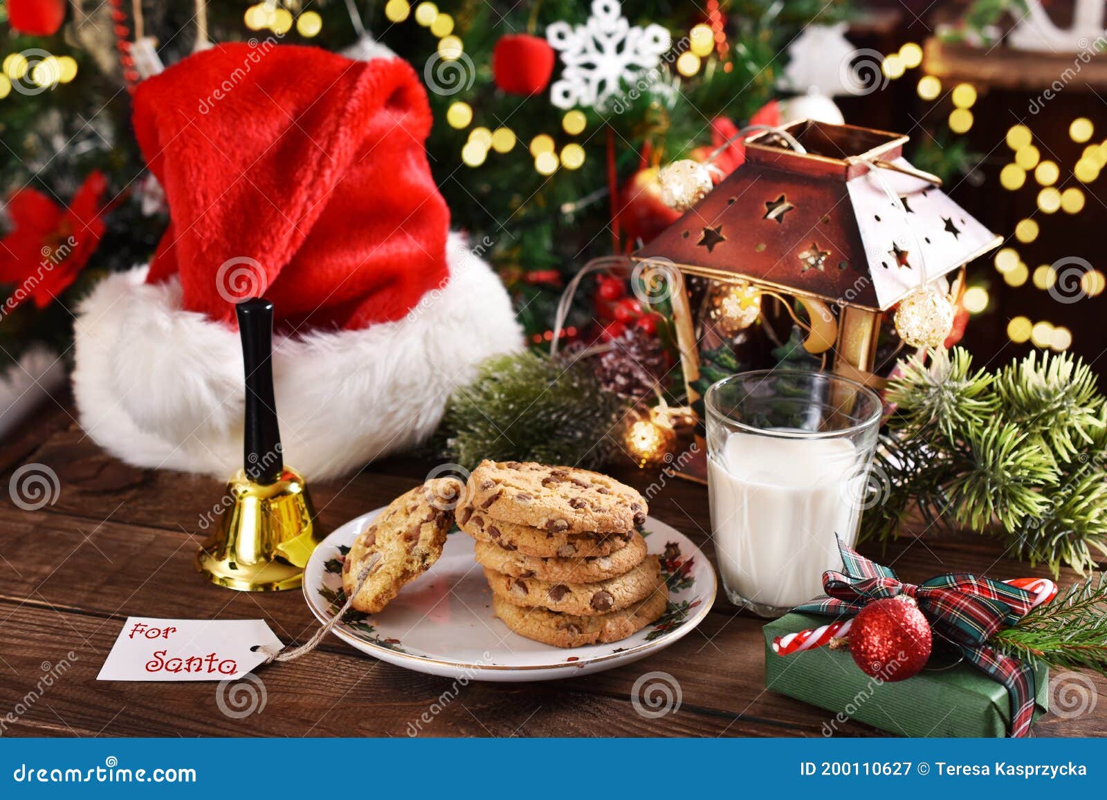 Intimate Discuss cargo Glass of Milk and Cookies on Wooden Table for Santa Claus Stock Image -  Image of glass, left: 200110627