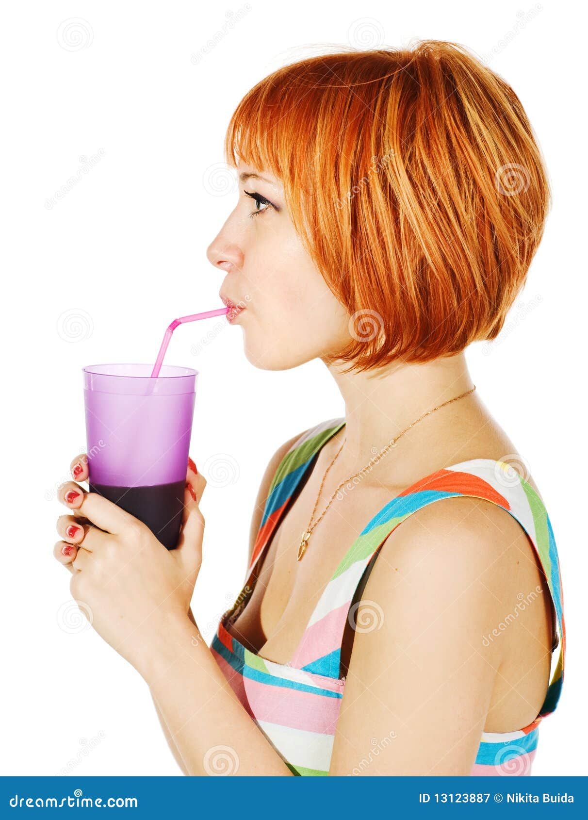 Пить сок через трубочку. Девушка пьет из трубочки. Девушка пьет сок. Человек пьет коктейль. Пьет сок из трубочки.