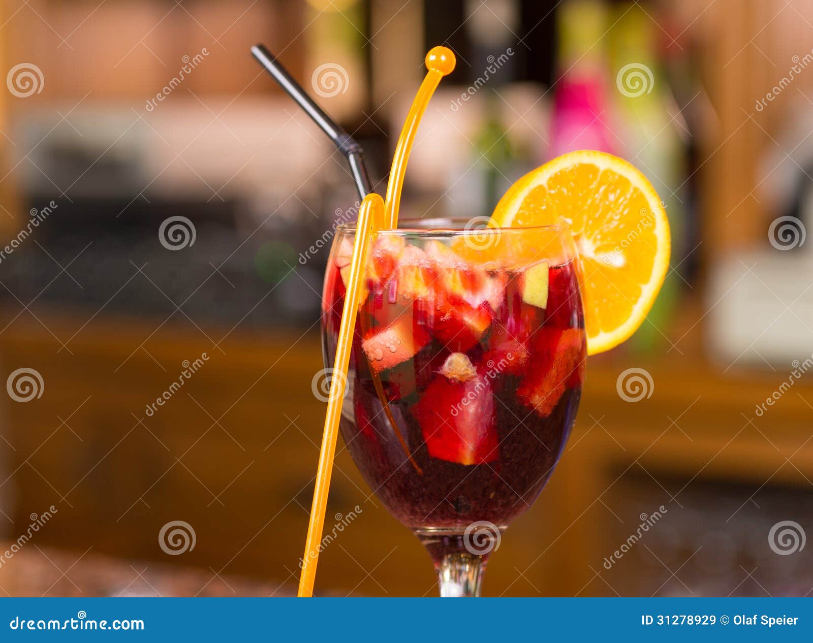 https://thumbs.dreamstime.com/z/glass-spanish-sangria-freshly-prepared-against-bar-background-31278929.jpg