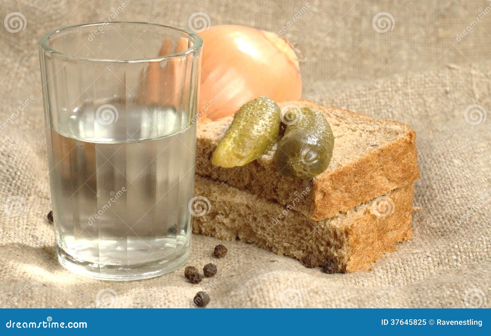 Ставят стакан воды и хлеб. Рюмка с хлебом.