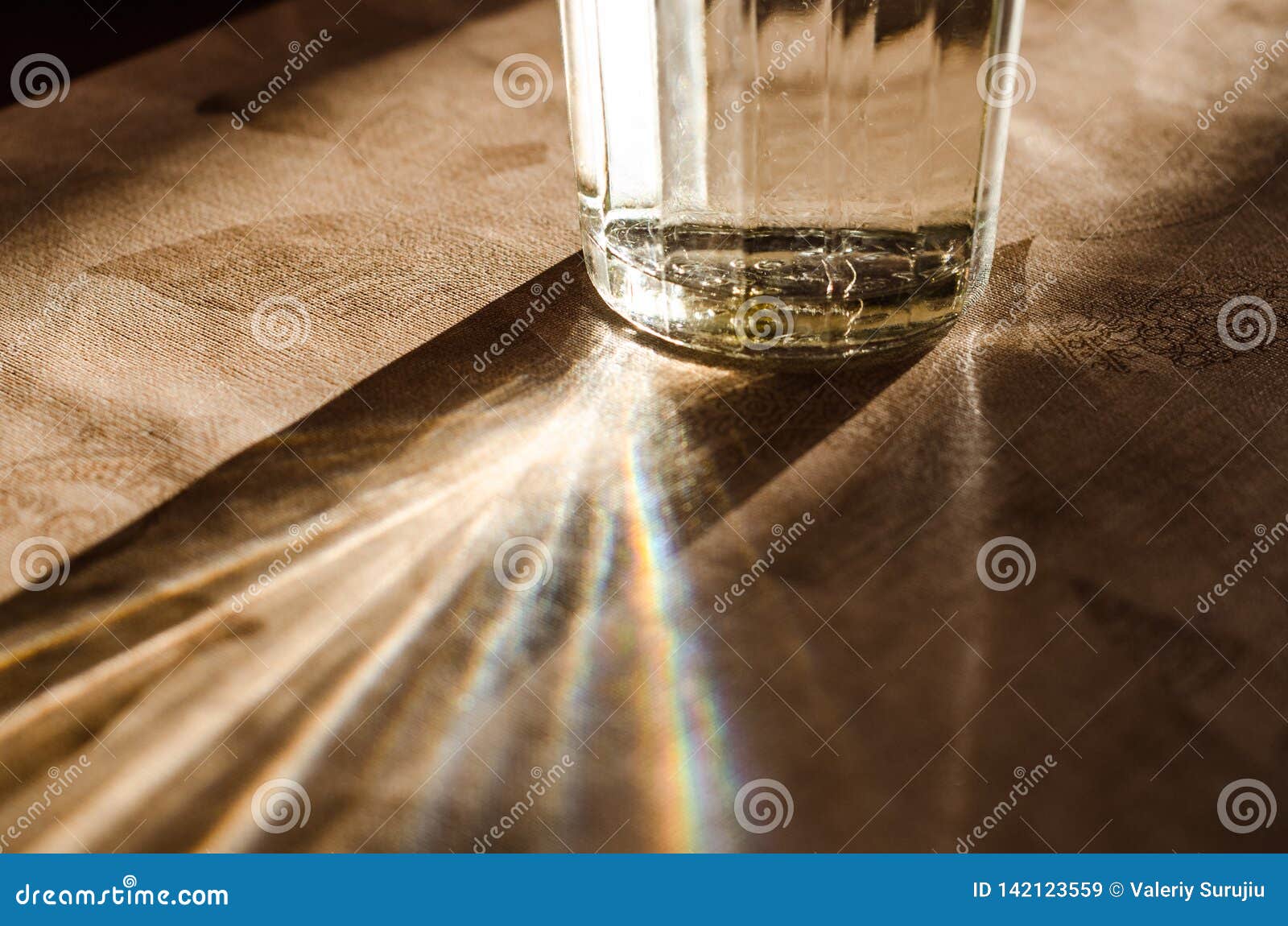 https://thumbs.dreamstime.com/z/glass-water-sunshine-sun-rays-selectively-focused-glass-water-kitchen-table-against-golden-morning-142123559.jpg
