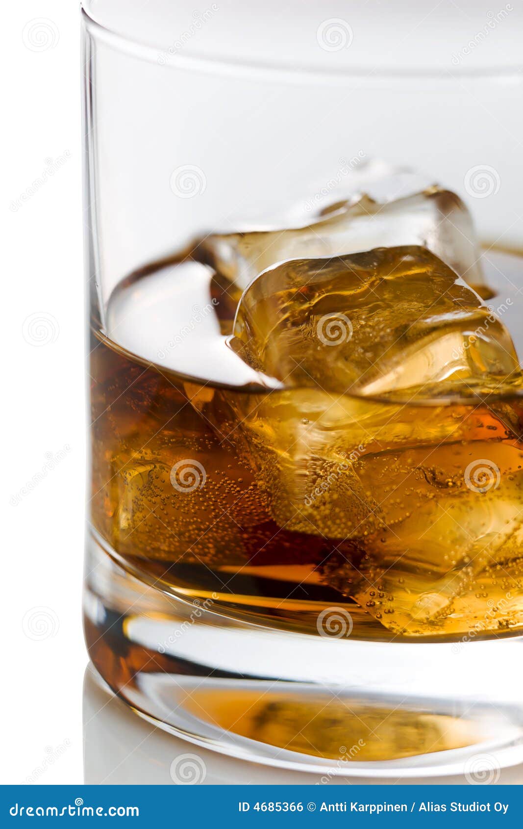 Glass whisky. Bakgrund vaggar whiskeywhite