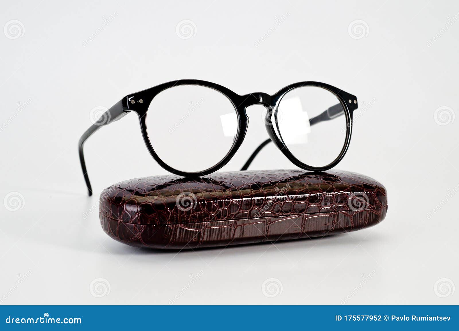 Glasses with Diopters and a Dark Rounded Frame, Universal for Men and