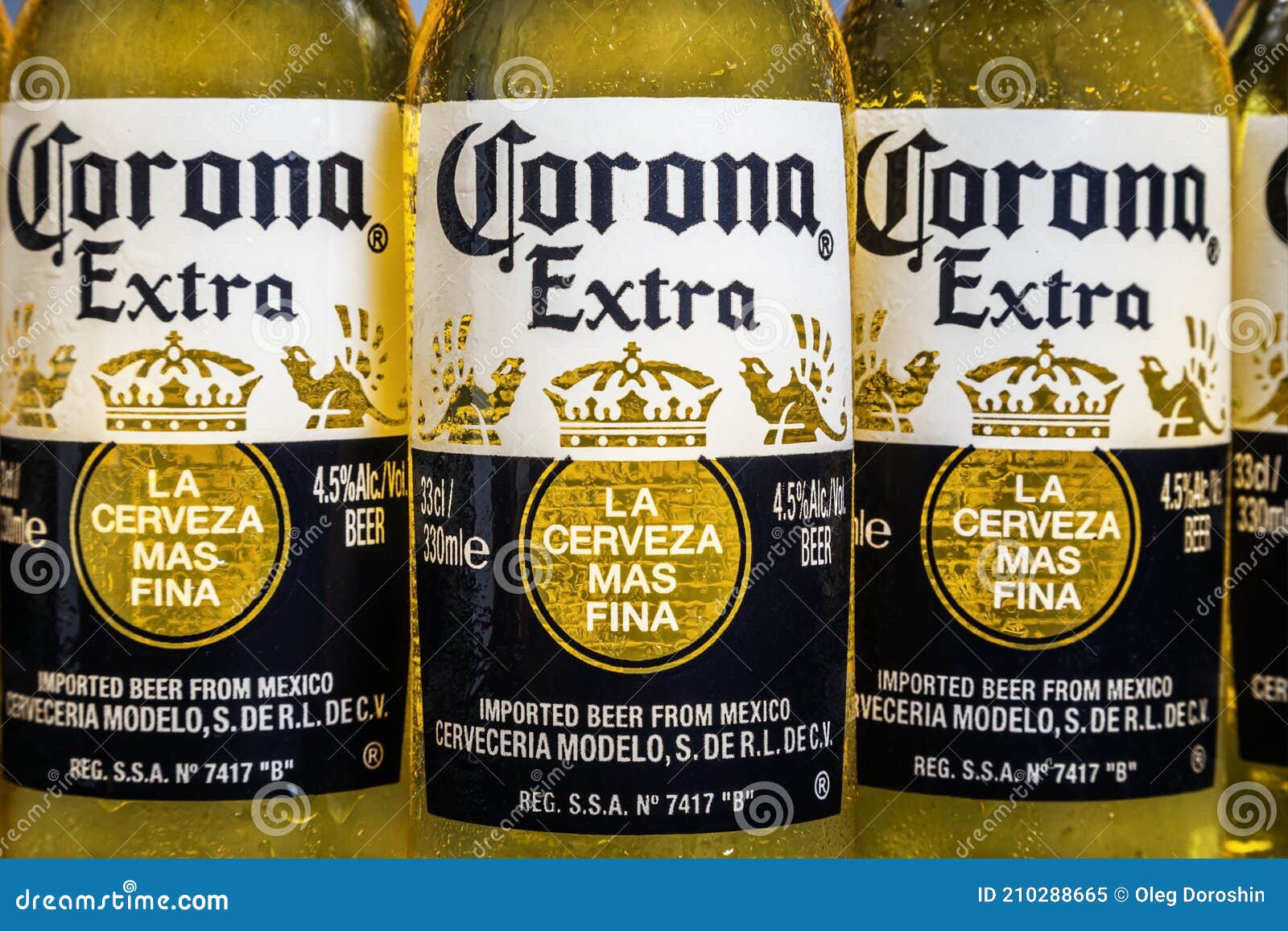Glazen Flesjes Keronbier. Corona Extra Lichte Lager Redactionele Afbeelding - Image of vloeistof, bier: 210288665