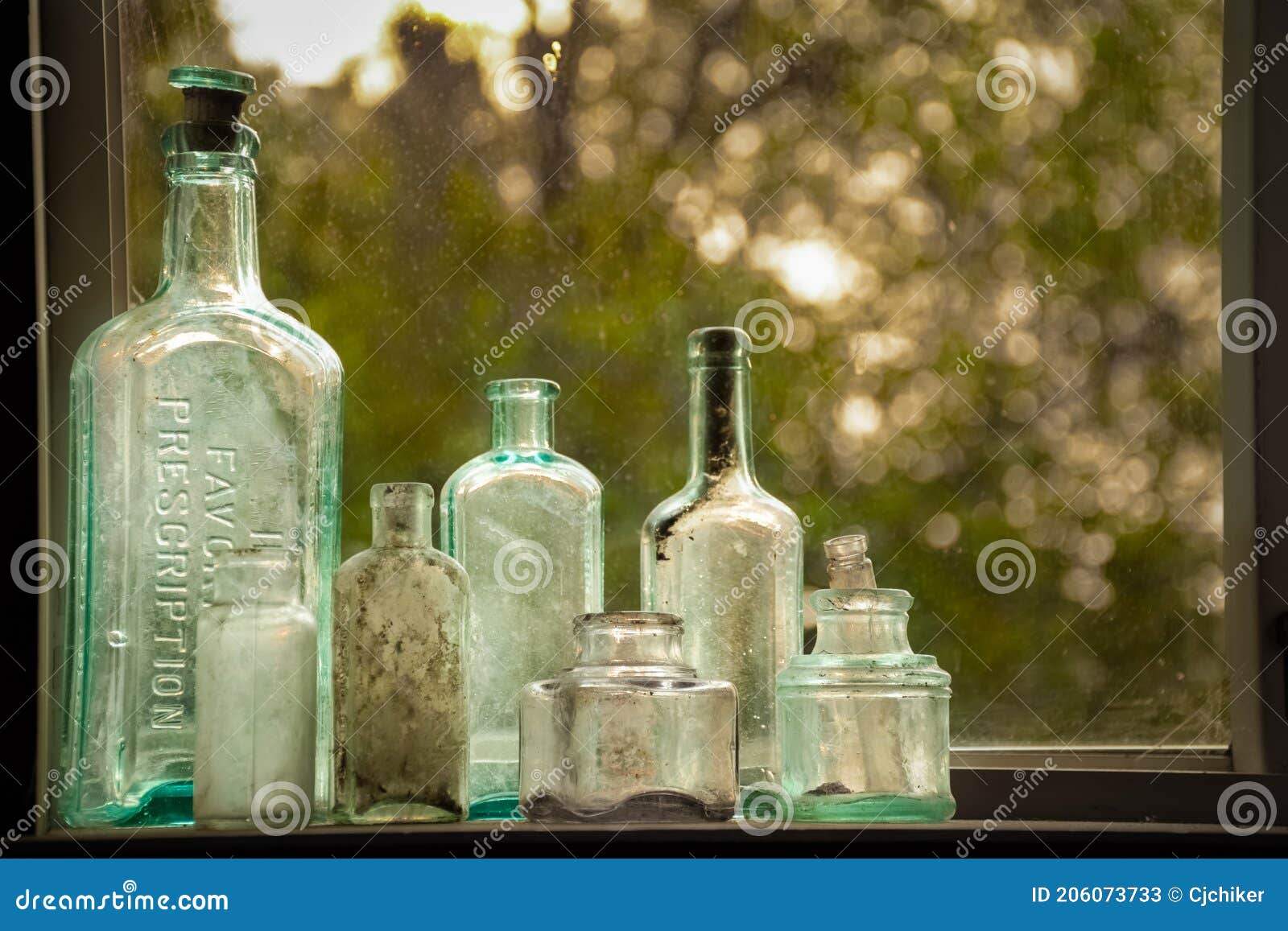 iets vuurwerk Konijn Glazen Flesjes Van Oud Glas in Raam Stock Afbeelding - Image of flessen,  ochtend: 206073733
