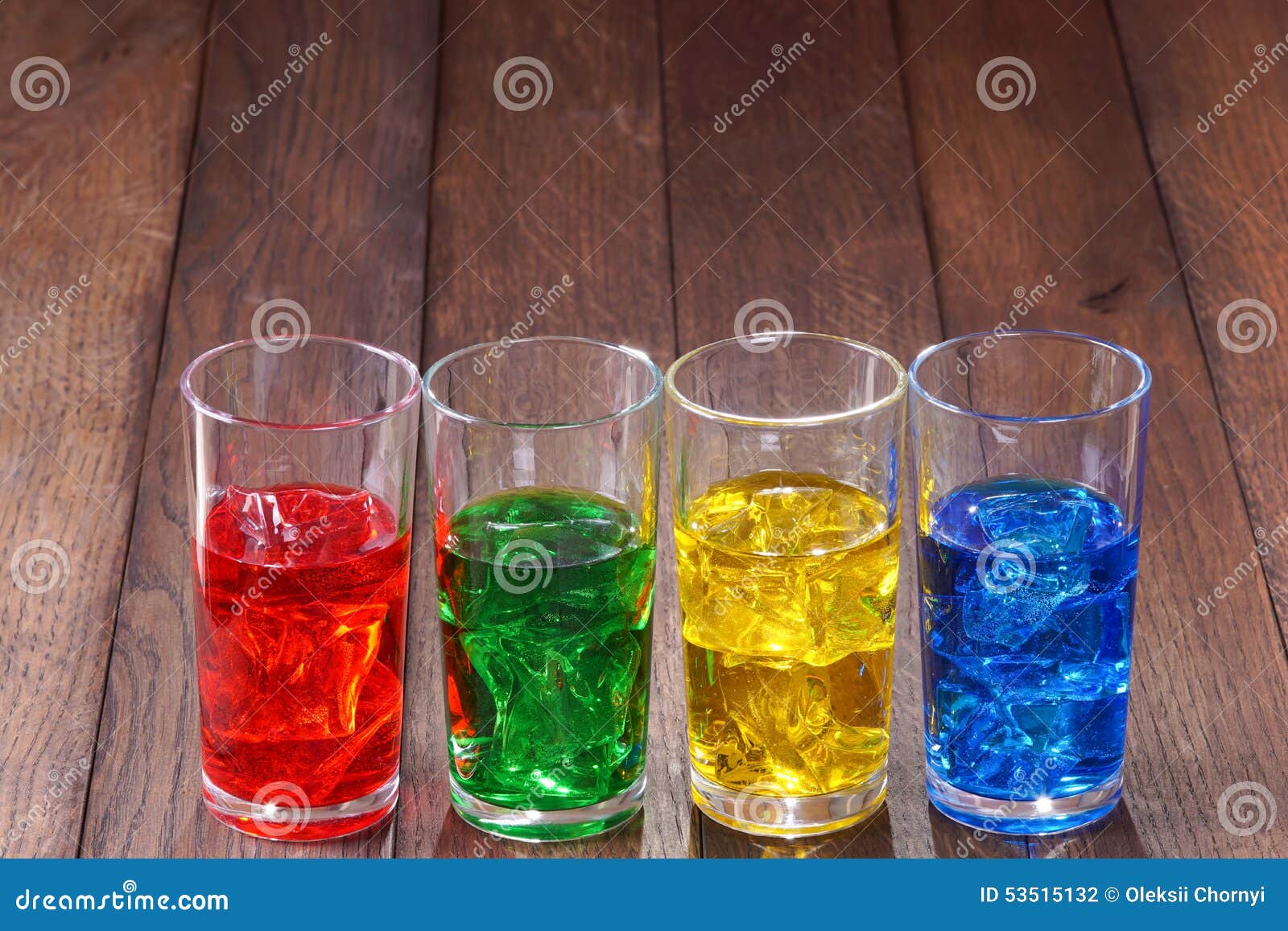 Glazen Met Gekleurd En Ijs Stock Foto - Image of drank, achtergrond: 53515132