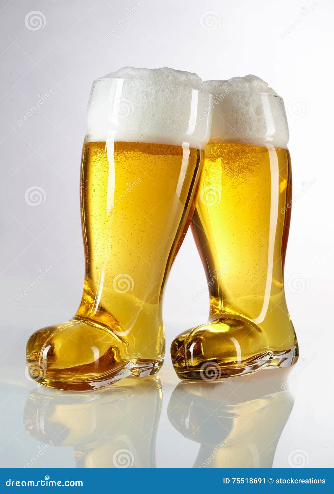 Matig Ontwijken composiet Glazen Van Het Nieuwigheids De Laars Gevormde Bier Stock Afbeelding - Image  of hoofd, heerlijk: 75518691