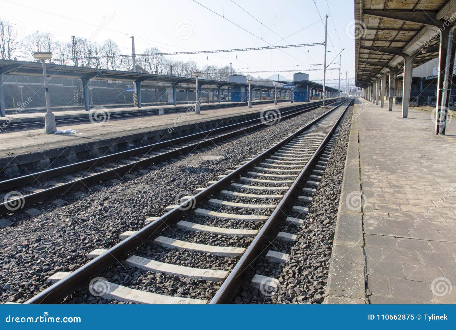 Gleise. Eisenbahnen und elektrische Masten am Bahnhof