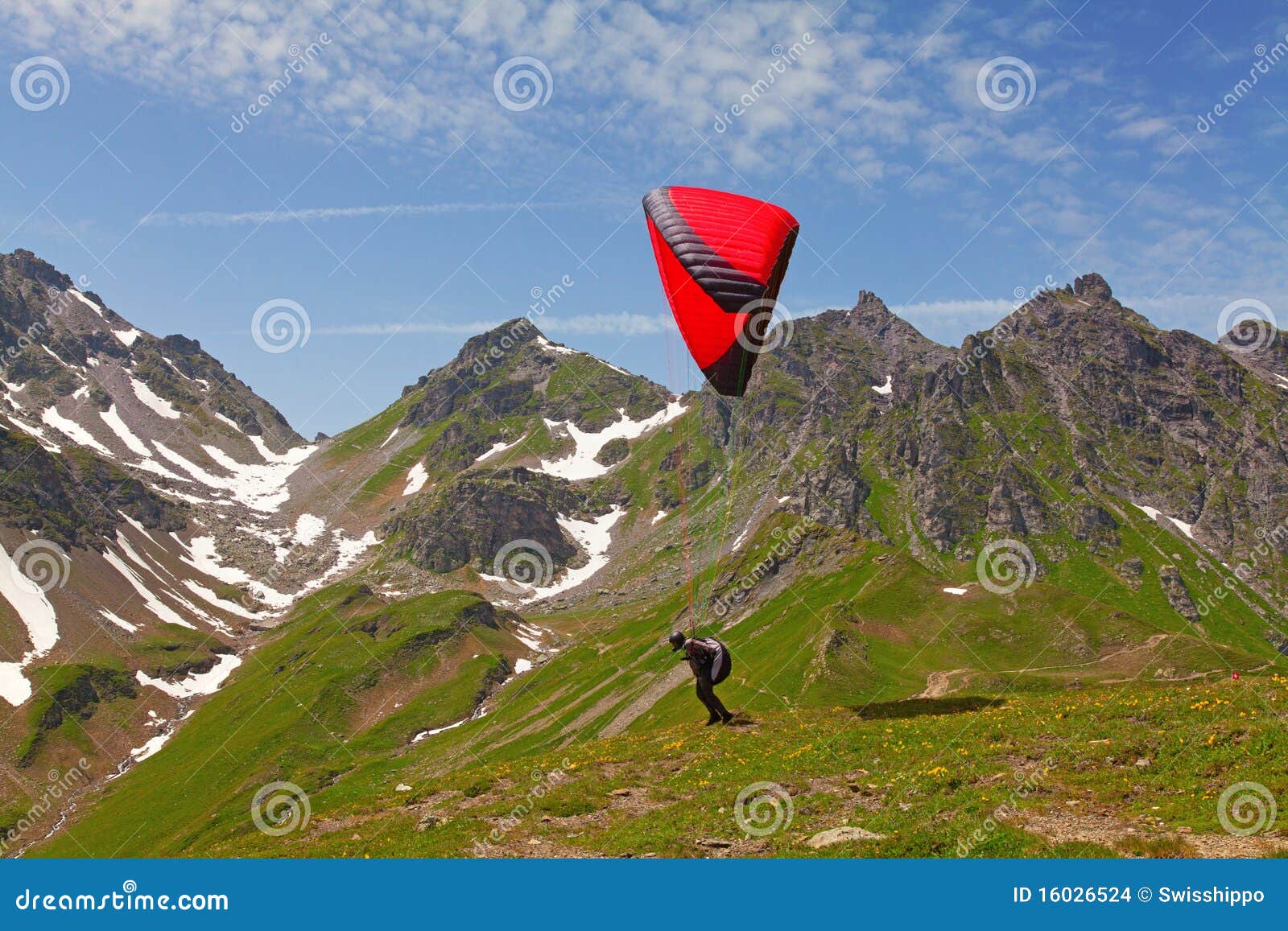 Gleitschirmfliegen in den Schweizer Alpen nähern sich Pizol, der Schweiz