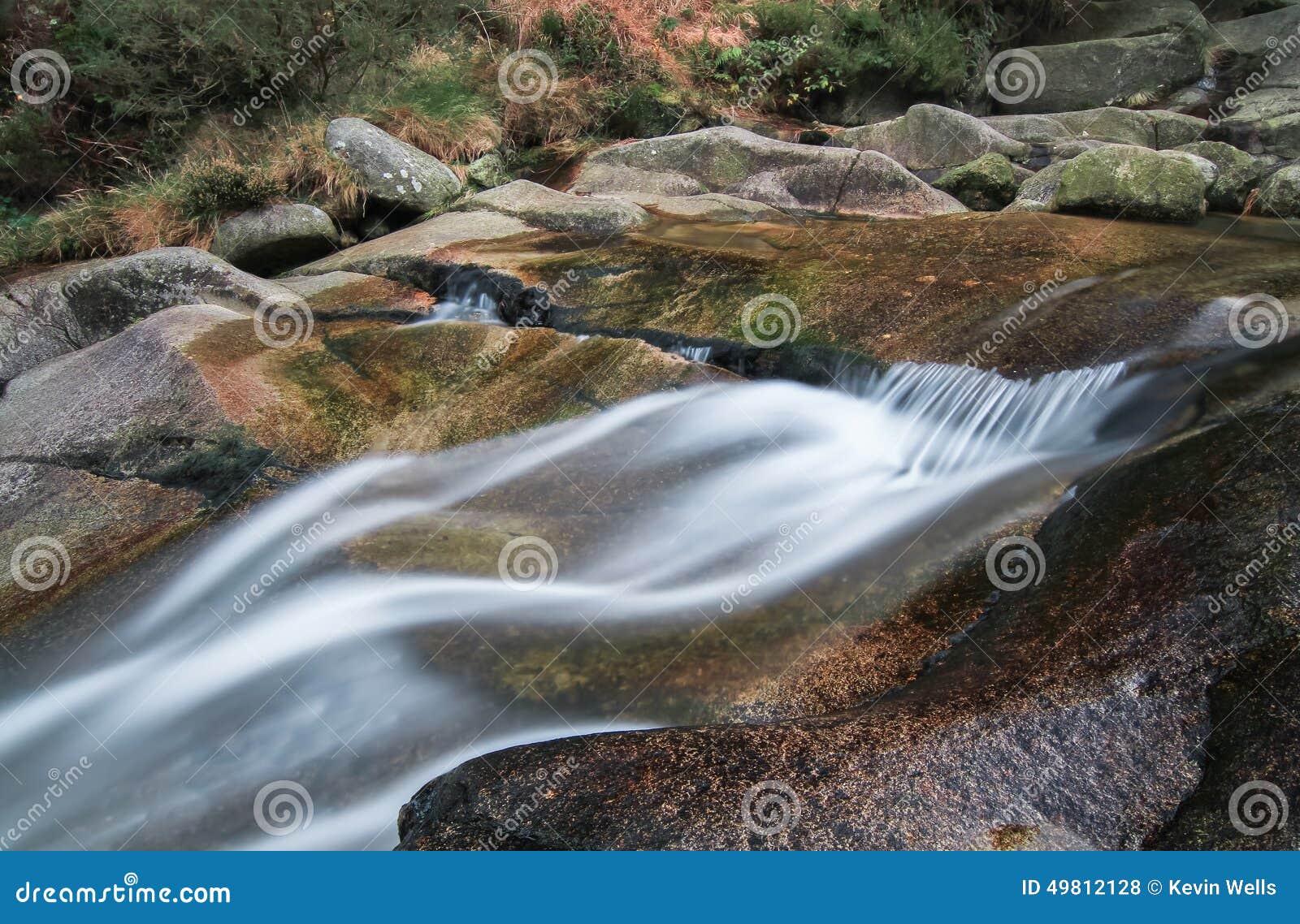 Glen River Flows Peacefully Through el valle debajo de Slieve Donard, Irlanda del Norte. Montañas de Mourne, Irlanda del Norte, Reino Unido