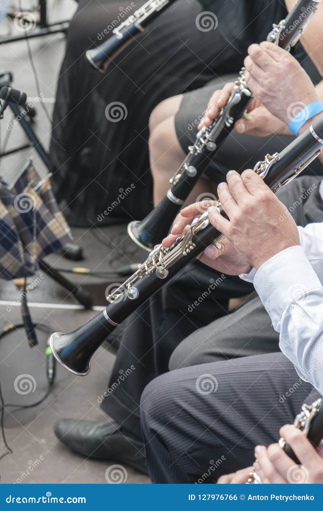 Gli Uomini Giocano Il Clarinetto Nell Orchestra Gioco Della Gente Sugli Strumenti Di Vento Foto