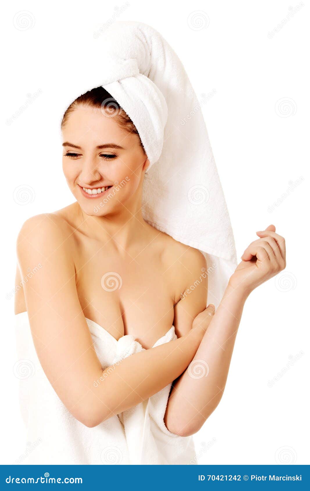 Обернутая полотенцем. Девушка завернутая в полотенце. Красивая девушка в полотенце. Девушка обернутая в полотенце. Девушка обёрнута в палатенце.