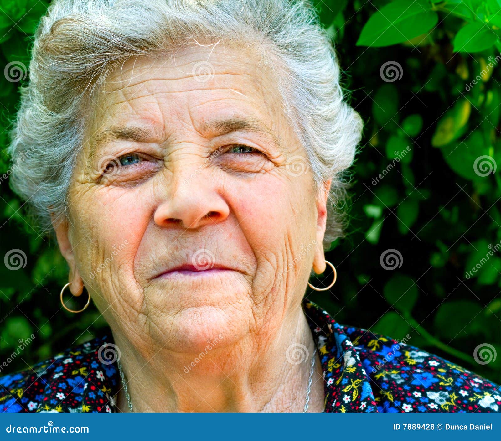 Onwijs Glimlach Van Een Oude Vrouw Stock Foto - Afbeelding bestaande uit OZ-82