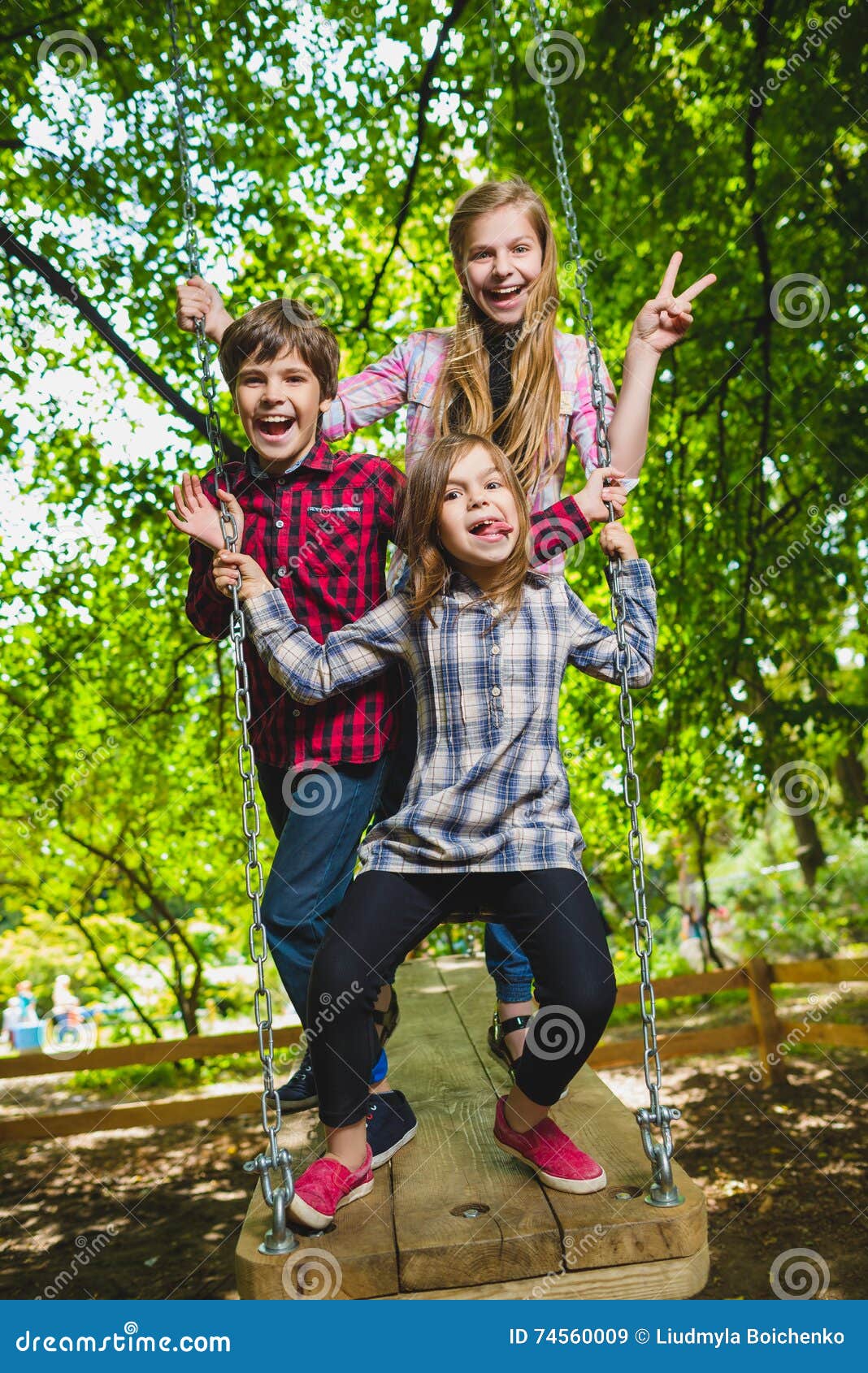 Подростки лето в москве. Дети веселятся. Дети на площадке. Подростки на детской площадке. Фотосессия на детской площадке подросткам.