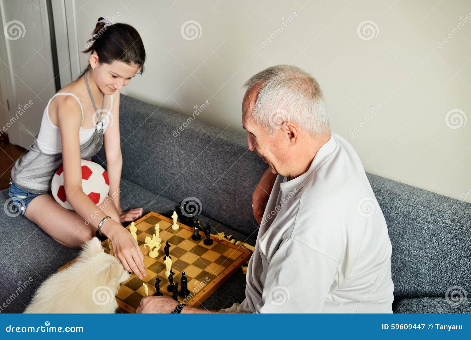 Карты на раздевание с мамой. Дед играет в карты. Дедушки играют в карты. Дедушка с внучкоиграют в шахматы. Дед играет на раздевание.