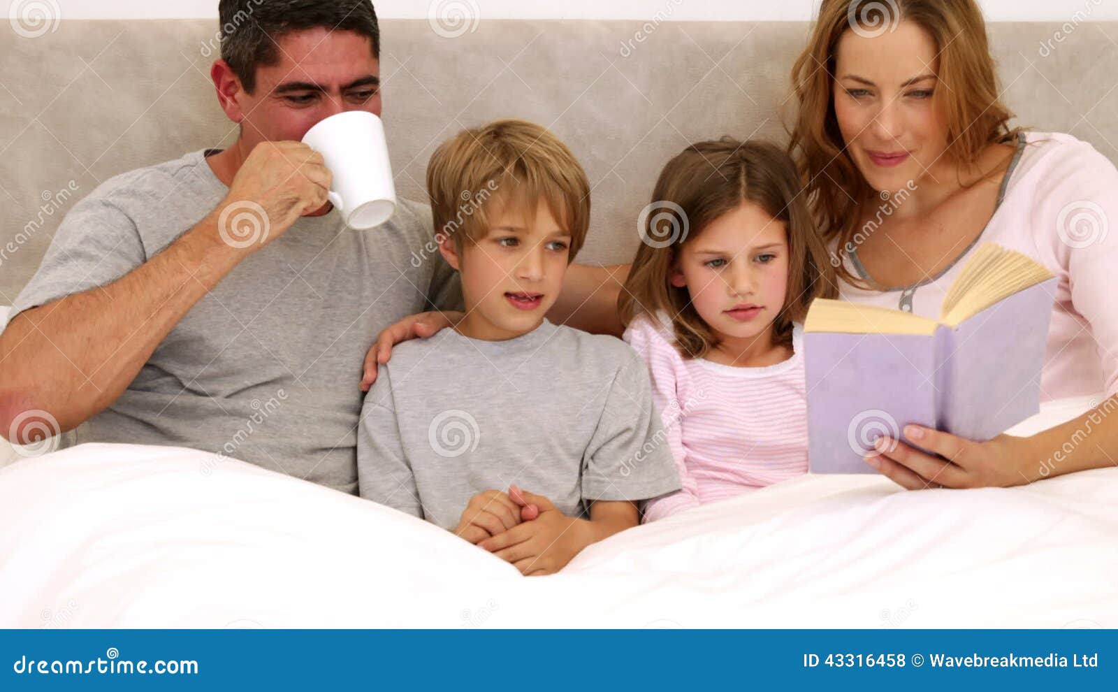 Gelukkige ouders en kinderen die samen kleuren stock footage ...