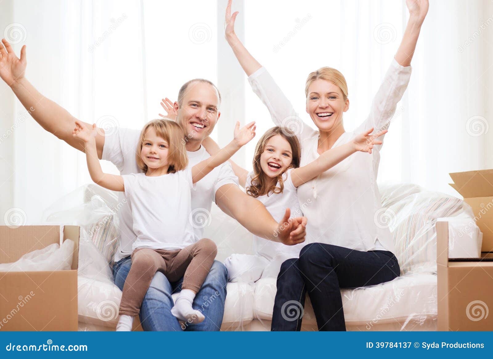 Glimlachende ouders en twee meisjes bij nieuw huis. Familie, kinderen, aanpassing en huisconcept - glimlachende ouders en twee meisjes die handen golven bij nieuw huis